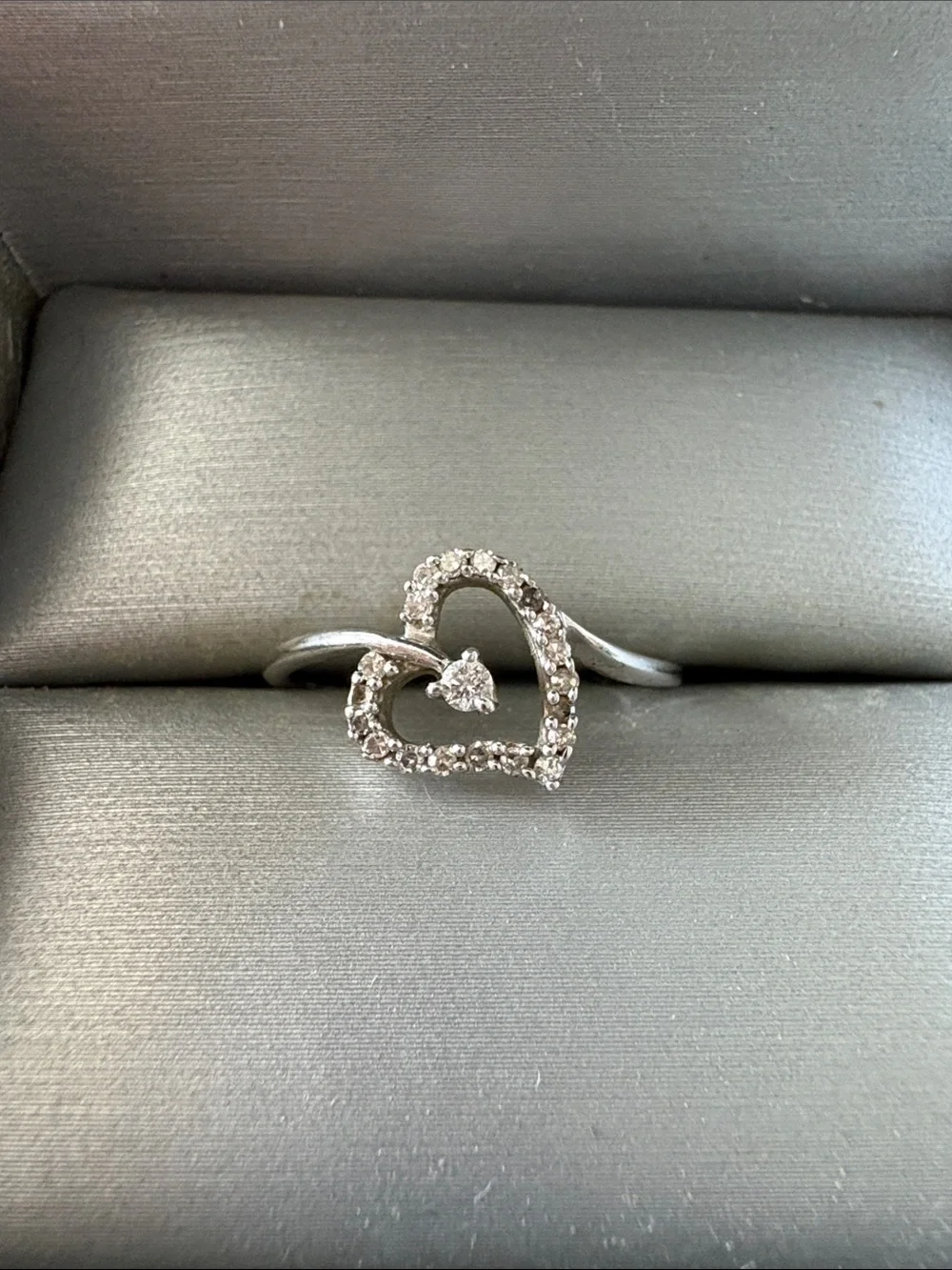 10K White Gold heart ring with sparkling diamonds Zales circa 2010 size 7